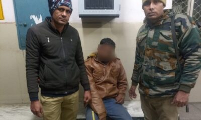 पुलिस मुठभेड़ के बाद पुलिस गिरफ्त में घायल बदमाश