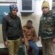 पुलिस मुठभेड़ के बाद पुलिस गिरफ्त में घायल बदमाश