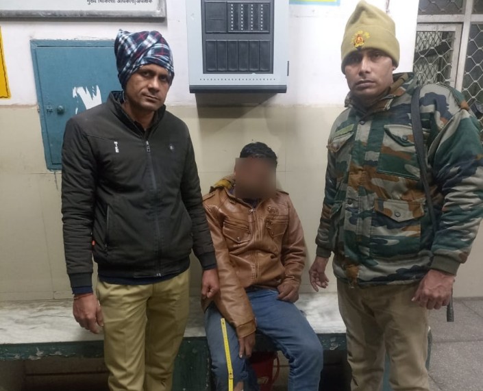 पुलिस मुठभेड़ के बाद पुलिस गिरफ्त में घायल बदमाश